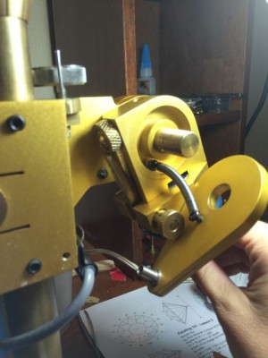 Detail of the Angle Adjustment Plate and the Faceting Head pivot block (that holds the quill). Note that there is nothing between the plate and the block to increase the friction to hold the head at the right angle. Courtesy Christa Starr